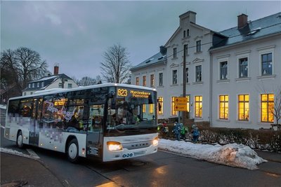Wenn Schülerinnen und Schüler das bezuschusste Bildungsticket in Anspruch nehmen möchten, sollte bis spätestens 30. April 2022 direkt bei der Regionalverkehr Erzgebirge GmbH ein Antrag gestellt werden. Für Zuschuss vom Kreis brauchen Grundschüler einen Nachweis von der Schule. 