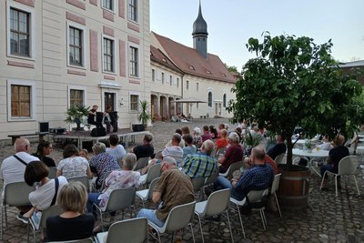 Das Akkordeonduo Kratschkowski spielte am Samstag im Schlosshof von Lichtenwalde.