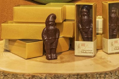 So sieht er aus, der Schwarzenberger Schokozwerg: 9 Zentimeter groß und wiegt um die 35 Gramm.
