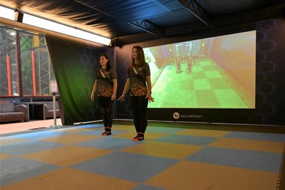 Ein Highlight – bei einigen Spielen werden die Akteure direkt ins Spiel hineinprojiziert. Im Bild Kim Kleinhempel (li.) und Beatrice Rößler vom Stadtwerke-Team.