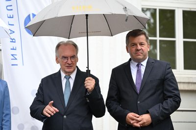 Ministerpräsident und Wunschnachfolger: Sachsen-Anhalts Regierungschef Reiner Haseloff und sein Wirtschaftsminister Sven Schulze (beide CDU) im Juli bei einem gemeinsamen Termin im Chemiepark Leuna.