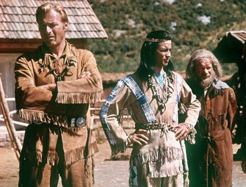 Die Schauspieler Lex Barker als Old Shatterhand, Pierre Brice als Winnetou und Ralf Wolter als Sam Hawkens in einer Szene des Films "Der Schatz im Silbersee" (undatiert). 