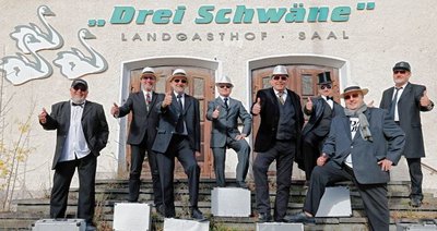 Heiko Groß, Gerd Schremmer, Roland Bromnitz, Matthias Oertel, Friedbert Sammler, Jürgen Höfer, Albrecht Lenk und Andreas Reuter (von links) stehen am heutigen Samstag zur DJ-Oldie-Nacht in der Plauener Festhalle letztmalig gemeinsam auf der Bühne. Unlängst trafen sich die Herren noch einmal vor dem Neundorfer Landgasthof "Drei Schwäne". Dort begann 1996 eine erfolgreiche Ära, die nun zu Ende geht. 