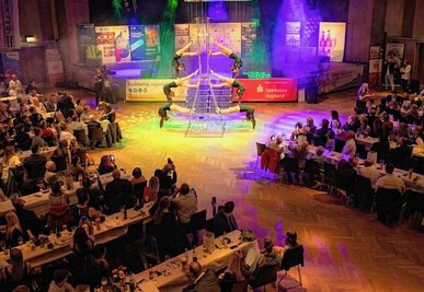 Die 700 Gala-Gäste wurden von mehreren Showeinlagen unterhalten. Neben dem Sportensemble Chemnitz (Foto) begeisterten auch die Trommelwirbler des Fanprojektes Plauen-Vogtland und Comedy-Artist Jens Ohle.