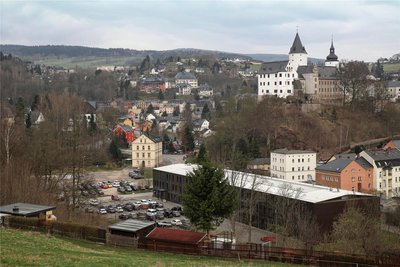 Auf dem ehemaligen Voigtmanngelände gibt es von der früheren Bebauung nur noch das Wohnhaus. Wo einst Holzlagerplatz und Sägewerk waren, steht jetzt das Finanzamt.