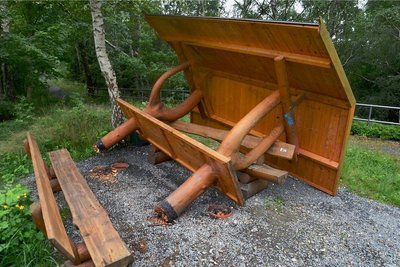 Die Holzkonstruktion am Wanderrastplatz wurde offenbar mit roher Gewalt zu Fall gebracht.