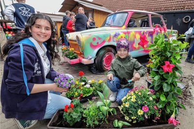 Kinza Malik mit Lara (5) aus Hohenstein-Ernstthal hatte eine Pflanze für den blumigen Trabi gesponsort.