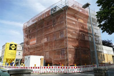 Die Fassade des Zschopauer Stadtcafés ist komplett eingerüstet.