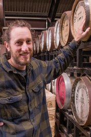 Christoph Clausen im Whisky-Lager. Allein über Fässer kann er stundenlang referieren.