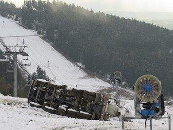 Nach dem Unfall am vergangenen Donnerstag in Schöneck soll der 20 Tonnen schwere Laster an einem Seil hinaufgezogen werden.