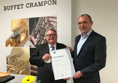 Zu 30 Jahren private B&S gab es am Mittwochmittag in Markneukirchen eine Ehrenurkunde der IHK. Der Motor der Privatisierung war Gerhard A. Meinl (links), Volker Voigt ist der Chef von Buffet Crampon Deutschland. 
