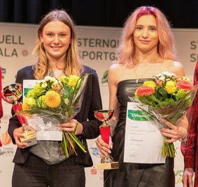 Neue Gesichter bei der Frauenehrung: Die zweitplatzierte Skispringerin Lia Böhme vom VSC Klingenthal (links) und die drittplatzierte Marathonläuferin Kristina Hendel (rechts) aus Reichenbach standen erstmals auf der Bühne.