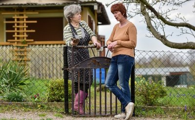 Jutta Nawrath, die von einem zum anderen Garten umgezogen ist, im Gespräch mit der Vereinsvorsitzenden Susann Schmid (rechts).