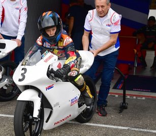 Fest im Sattel: Richard Irmscher war einer von zwölf deutschen Motorrad-Talenten bei den "Stefan Bradl Rookie Days". 