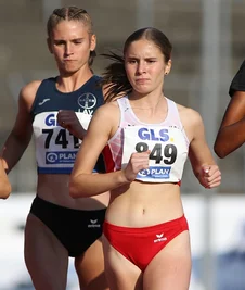 Nelly Herold (vorn) musste sich in Ulm über die 1500 Meter gegen ihre deutlich älteren Konkurrentinnen nicht verstecken. 