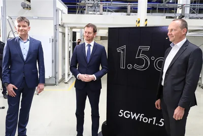 Gunter Erfurt mit Ministerpräsident Michael Kretschmer und Umweltminister Wolfram Günther (v. l.) im Mai 2021 bei der Eröffnung des Meyer Burger-Werkes in Freiberg.