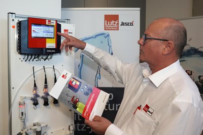 Christian Meyer von der Firma Lutz-Jesco war mit einem Stand moderner Steuer- und Regeltechnik für Schwimmbäder vertreten. Und auch wenn diese Technik vieles automatische regelt, müssen künftige Fachleute die Anlagen kennen und beherrschen.