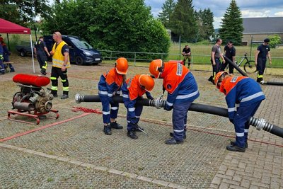 Teamgeist war auch an der Motorspritze gefragt.