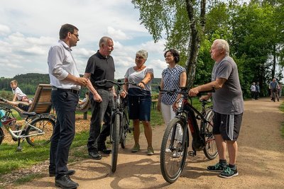 Begegnung auf Höhe 565 am neuen Radweg: Heike und Andreas Seyfert aus Rothenkirchen (beide mit Fahrrad) im Gespräch mit den Bürgermeistern von Steinberg, Crinitzberg und Kirchberg: Andreas Gruner, Steffen Pachan und Dorothee Obst..