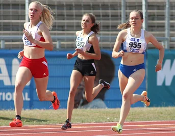 Für Anna Weichelt (r.) lief es bei der U-18-DM über die 400 m nicht rund. Über 200 m und 4x 100 m konnte die Oederanerin aber glänzen. Mit der Staffel landete sie am Ende auf Platz 17, womit das gesamte Quartett zufrieden war.