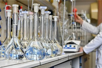Am Institut für Glas und Glastechnologie der TU Bergakademie Freiberg wird an Verfahren zur Glasherstellung geforscht, bei denen weniger Kohlendioxid freigesetzt wird. 