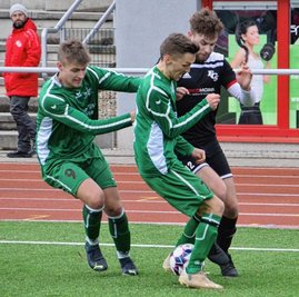 Fabian Förster (l.) und Paul Gärtner bearbeiten Stollbergs Top-Torjäger Michael Neubert. Mit 3:1 setzten sich die Drebacher Anfang April im Ligaspiel in Stollberg durch - nun treffen beide Teams im Pokal aufeinander. 