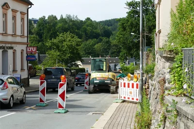 Wegen der Arbeiten am Nebengebäude der Herberge ist die Lange Straße in Zschopau nur in eine Richtung befahrbar.