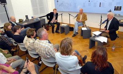 
              <p class="artikelinhalt">Andreas Tretner, Ulf Heise und Michael Hametner (v. l.), die Literaturexperten von MDR Figaro, diskutieren am Mittwochabend im Gellert-Museum Hainichen.</p>
            