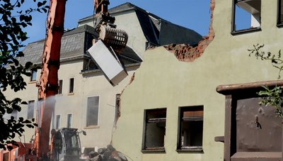 Der Bagger begann am hinteren Teil des Schützenhauses mit dem Abriss. Mit als erstes war der Küchentrakt dran.