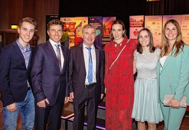 Gala-Organisator Volkhardt Kramer (3. v. l) hatte erneut viel Sportprominenz zur Ehrung ins Vogtland geholt: Von links nach rechts: Tristan Sommerfeldt, René Sommerfeldt, Cindy Rohleder, Selina Freitag und Julia Taubitz.