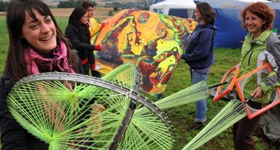 
              <p class="artikelinhalt">Haben trotz schlechtem Wetter Spaß am Aufbau des Sun-Flower-Festivals: Katarina Vascic aus Serbien, Katarzyna Wierzbowska aus Polen, Alina Semenyata aus Russland, Djardje Djordjevic aus Serbien und Maren Rosenberg aus den USA (v. l.).</p>
            