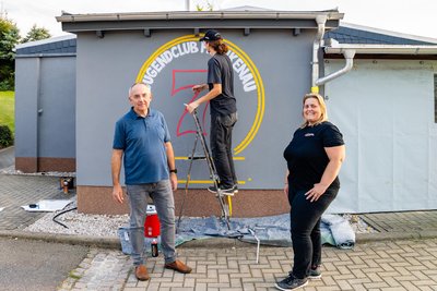 Ingo Gringer (l.) und Anja Weiß (r.) schauen Philipp Kühn von Rebel Art beim Sprayen über die Schulter.