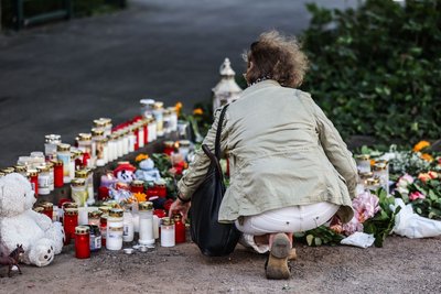 Trauer am Unfallort nach dem schweren Unfall mit zwei toten Kindern