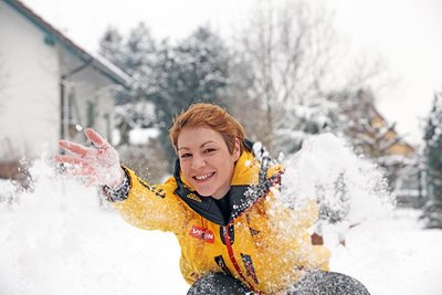 Schnee und Eis, das ist die Welt von Saskia Langer. Die 18-jährige Rennrodlerin aus Steinpleis, die an der Sportschule in Oberwiesenthal von Torsten Wustlich trainiert wird, würde gern einmal bei Olympia durch den Eiskanal düsen. Allerdings ist sie noch auf der Suche nach dem richtigen Weg zwischen Konzentration und Krampf. Immerhin habe sie aber schon gelernt, ein bisschen weniger zu verzweifeln, wenn sie und ihr Schlitten mal nicht so gut miteinander harmonieren, sagt sie.  