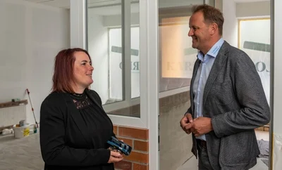 Madlen Seigerschmidt (l.) und Volksbank-Prokurist Rico Schlegel stellen die Pläne auf der Baustelle vor. 