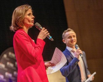 Prominenz am Mikrofon: Franziska Schenk, Weltmeisterin und Olympiamedaillengewinnerin im Eisschnelllauf, moderierte mit ihrem ARD- und MDR-Kollegen Ingo Hahne das zweite Mal die Vogtland-Sportgala.