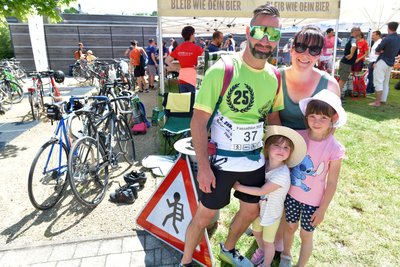 Bei der 20. Fassathlon-Weltmeisterschaft in Freiberg dabei war auch Steve Duwensee, hier mit seiner Frau Franziska und den Töchtern Maja (3) und Frieda (6).
