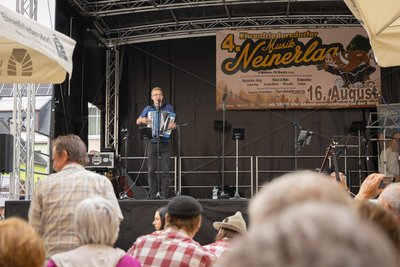 Auf der Bühne „Gänsekeule“ sorgte Tim von „De Maarsäck“ für zahlreiche Lacher.
