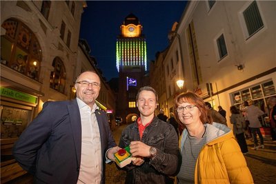 Den Startknopf für die Beleuchtung des Rathausturms drücke Plauens Oberbürgermeister Steffen Zenner (links). Mit von der Partie waren dabei Steffi Behncke aus dem Kulturreferat des Rathauses und Lucien Tunger, der für die Installation verantwortlich ist.