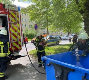 Ein Brand in einem Papiercontainer auf dem Wasserberg wurde am Freitag gelöscht. Zudem brachten die Feuerwehrleute die anderen Container in Sicherheit. 