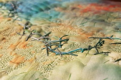 Textilkunst von Britta Ankenbauer (Leipzig) ist in der Ausstellung "Schichtungen" in der Kunstwandelhalle zu sehen. Die Schau (Vernissage am Samstag, 11 Uhr) läuft bis 9. Juni.
