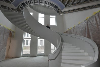 Eine Wendeltreppe verbindet den Hauptzugang der Bibliothek mit den Hörsaalbereichen. Im Erdgeschoss des Uni-Riesen soll auch ein öffentliches Café entstehen.