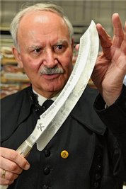  Uwe Nitschke, 1. Schatzmeister der Historischen Freiberger Berg- und Hüttenknappschaftstellt das neue Stollenmesser vor. 