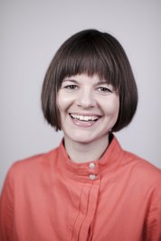 Stefanie Bärwald, Redakteurin bei der Zeitschrift "Schöner Wohnen" mit Spezialgebiet Textilien und Tapeten, weiß, worauf es bei der Wandgestaltung ankommt.