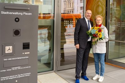 Birgitt Vogel war am Montag die erste Bürgerin der Stadt, die den sanierten Rathauseingang betreten konnte. OB Steffen Zenner begrüßte sie herzlich und überreichte ihr einen Blumenstrauß.