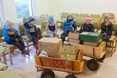 Kinder der Kita „Spielhaus Groß und Klein" brachten Pakete zur Adventgemeinde in Flöha.