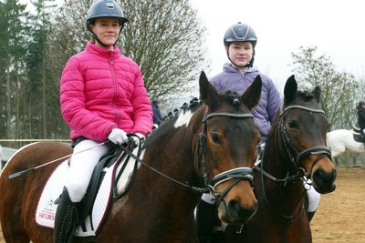 Kara Knorr (links) und Linea Schröter haben in Großolbersdorf erfolgreich das Reitabzeichen abgelegt.
