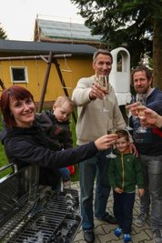 Volker Holuscha feierte mit Freunden und Familie. Im Garten seiner Tochter Elke Porstmann (links) wurde der Grill angeworfen.