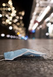 In der Umwelt herumliegende Corona-Schutzmasken sind in Deutschland zu einem alltäglichen Bild geworden. Speziell die Haltegummis können dabei für Vögel zu einer gefährlichen Falle werden. 