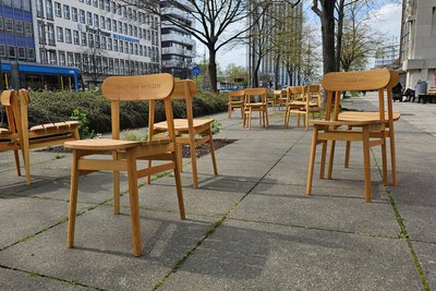 Die Stühle sind laut Kennzeichnung der Stadt Chemnitz ortbar.